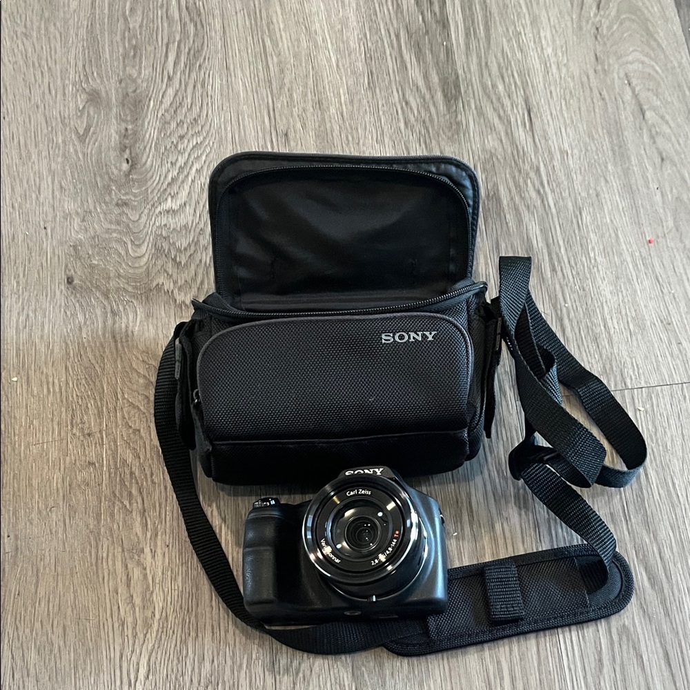 Sony Black Digital Camera with Carrying Bag, 
Battery and charger included!